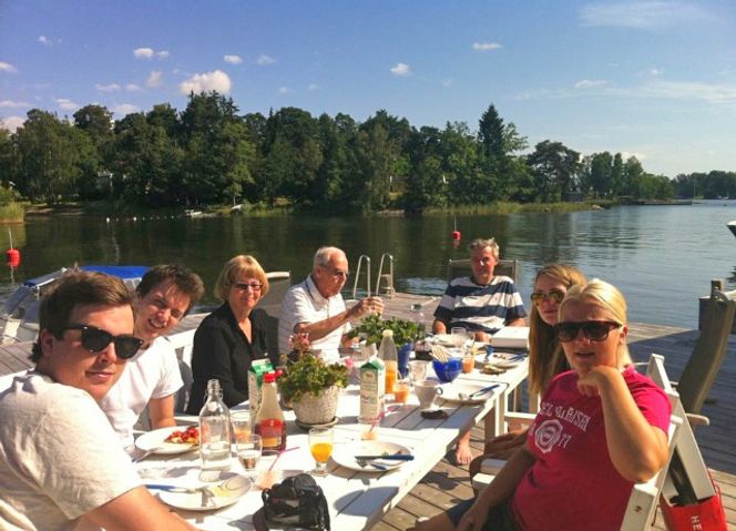 Frokost: Familien Fritzson har et sommersted i Stockholms skjærgård. Her er det familiefrokost på brygga. Foto:  Privat