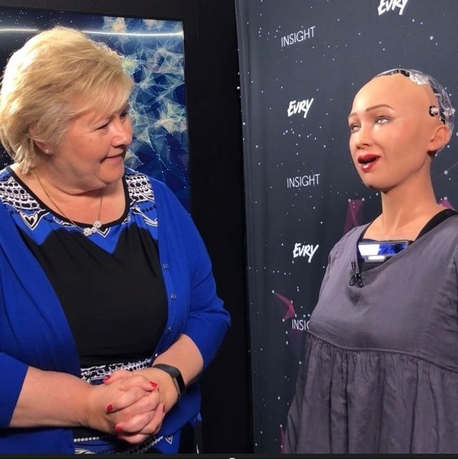 Roboten Sophia møtte mandag statsminister Solberg på teknologikonferansen Evry Insight i Oslo. Foto: Kjersti Eriksen