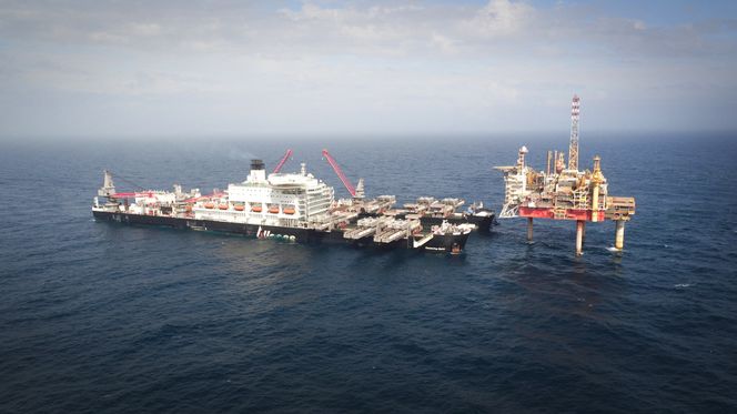 Pioneering Spirit er verdens største løftefartøy og er like langt som Empire State Building er høyt. Det første oppdraget til skipet var å gjerne Yme. Foto:  Allseas