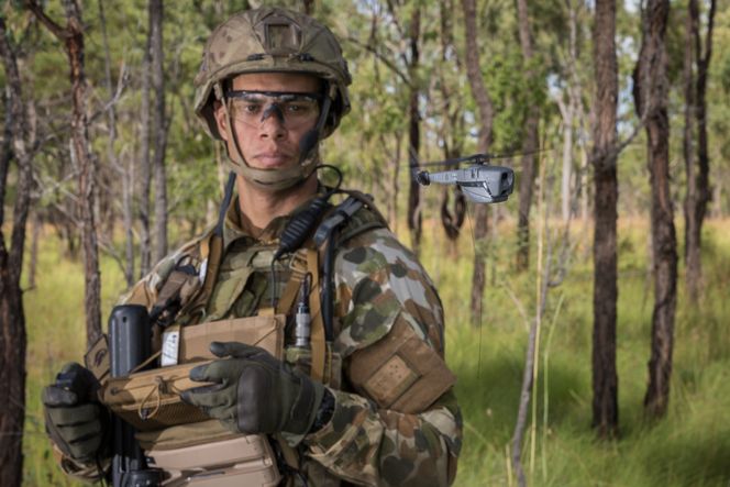 Australsk soldat trener med Black Hornet 3 på Shoalwater Bay Training Area i Queensland 4. mai i år. Foto: CPL Nunu Campos