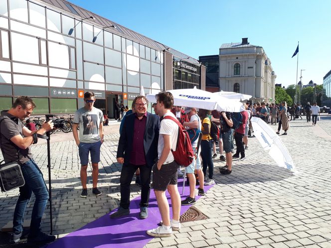 Det var lang kø da Telia lanserte Oneplus 6 i Norge. Foto: Inside Telecom/Håvard Fossen