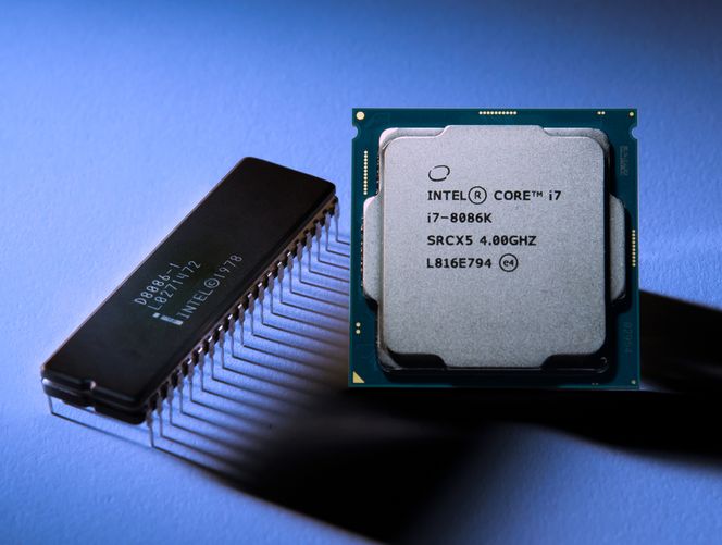 Bildet viser den originale Intel 8086-prosessoren fra 1978 ved siden av jubileumsmodellen Intel Core i7-8086K fra i år. Foto: Intel Corporation