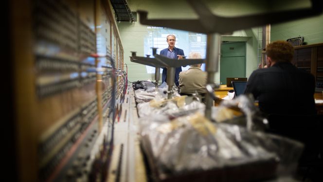 Det var snakk om modernisering av telefonnettet – da passet det fint å holde pressekonferansen på en gammel kommunikasjonssentral fra 60-tallet. Foto: Eirik Helland Urke