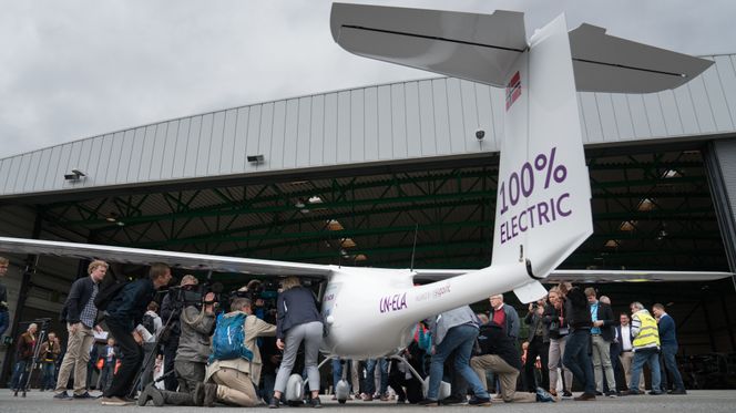 STOR INTERESSE: Mange var interessert i å se nærmere på den elektriske doningen etter den første flyturen over norsk jord. Foto: Eirik Helland Urke