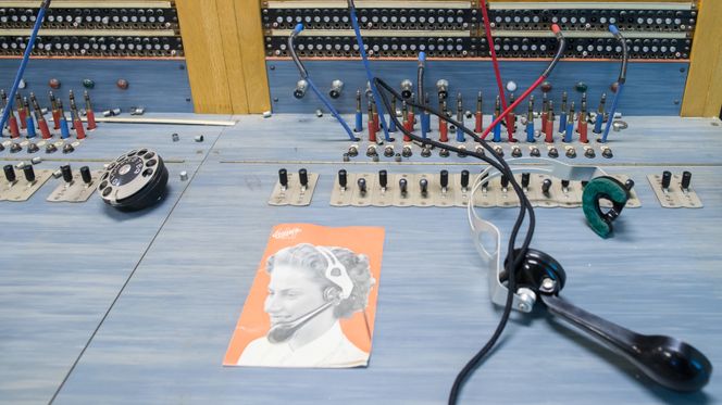 Hodetelefonene til høyre er fra Ericsson, og bruksanvisningen var også tilgjengelig. Foto: Eirik Helland Urke