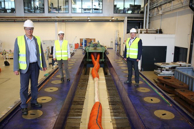 Voldsom styrke: Med kraftig hydraulikk kan denne snart 40 år gamle oppgraderte maskinen til DNV GL strekke tau og kjetting opp til 2900 tonn. Dette tauet holdt hva det lovet, nemlig 1900 tonn, konstaterer Gustav Heiberg(t.v.), Knut Eidem og Mads Arild Eidem i DNV GL. Foto: Tormod Haugstad