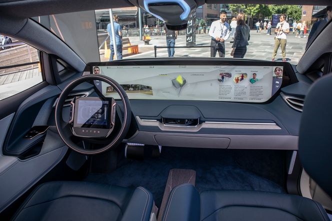 Litt av et dashbord: 49 tommer skjerm som dashbord. Det kan mye mer enn å vise farten. Foto: Odd R. Valmot
