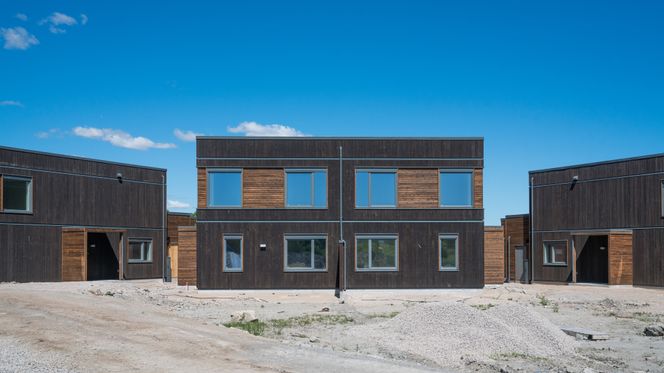 Husene står tett i tett. Dette er tomannsboligene. Uteområdene blir fellesområder som i borettslag ellers. I tillegg kommer det store temaparker rundt hele området. Foto:  Eirik Helland Urke