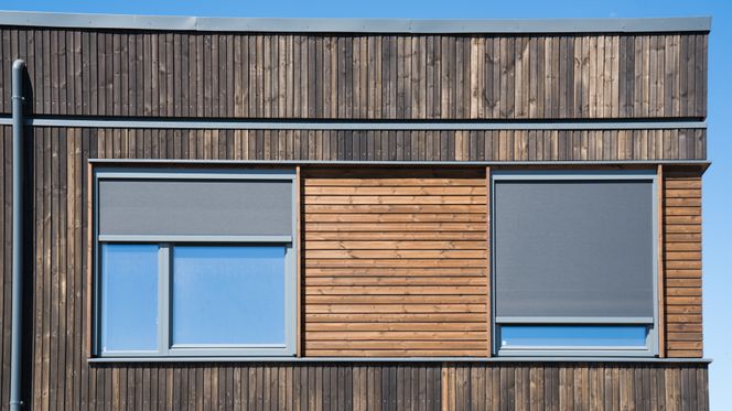 Smarte persienner styres av solens bane. Hvert eneste hus har en egen vinkel mot sola, fordi de er plassert i en halvsirkel og derfor er hver persienne programmert for seg. Foto:  Eirik Helland Urke