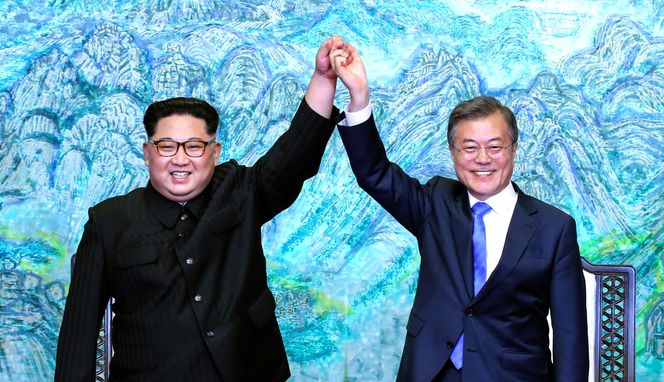 Nord-Koreas leder Kim Jong-un og Sør-Koreas president Moon Jae-in under det historiske toppmøtet i april. Foto:  Korea Summit Presspool via Ap