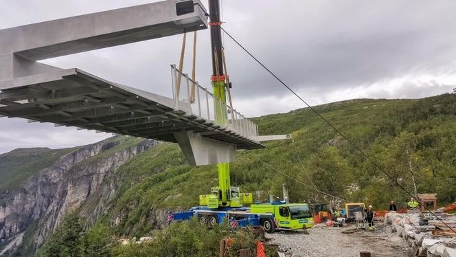 Den nye store utsiktsplattformen ble heist på plass i 2016. Den veier nesten 18 tonn og har et spenn på 24 meter. Foto:  Atle Stana