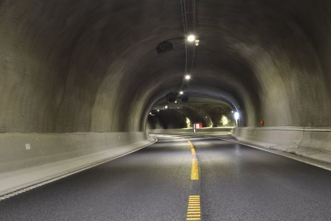 Innfjord- og Måndalstunnelen ligger langs E136 i Rauma i Møre og Romsdal. Bildet er fra Innfjordtunnelen. Foto:  Statens vegvesen