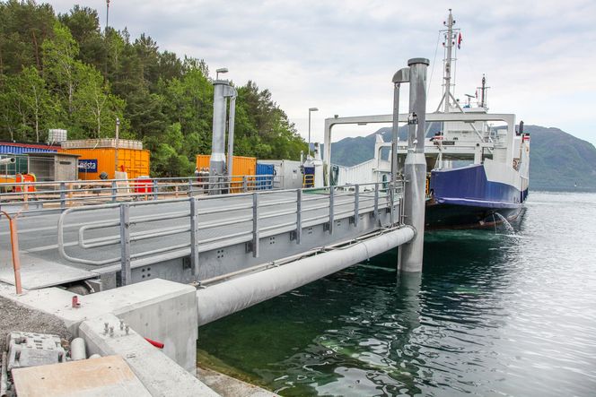Trafikken gikk kontinuerlig mens kaia ble modernisert. Foto:  Kjell Herskedal