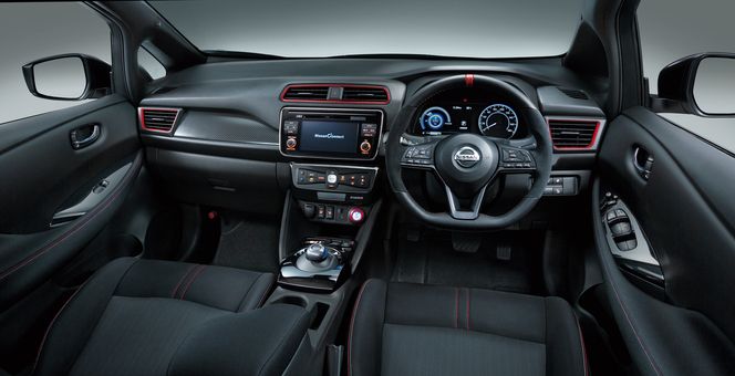 Interiøret i Nismo-varianten. Foto:  Nissan