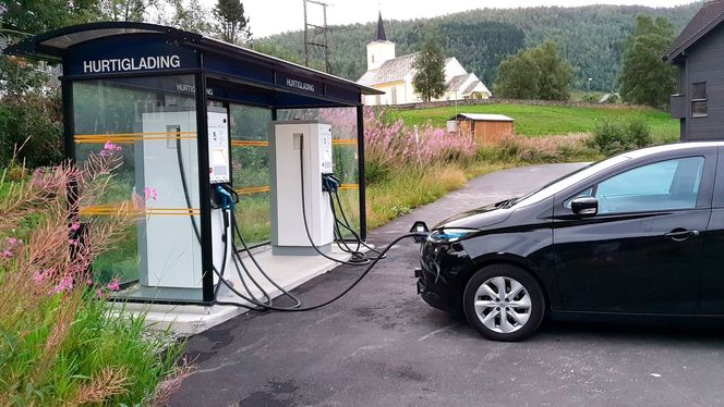 Hurtiglading kan gå raskere om sommeren, siden batteritemperaturen ikke vil bli lavere enn omgivelsestemperaturen. Foto: Marius Valle