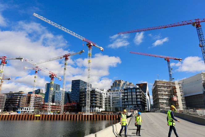 Byggeplassen i Bispevika fra sjøsiden av spunten. Fra venstre: Bim-koordinator Rune Huse Karlstad, kommunikasjonsrådgiver Kjersti Johannessen og planlegger Bo Christian Trollsås i i AF-gruppen. Foto:  Heidi Sævold