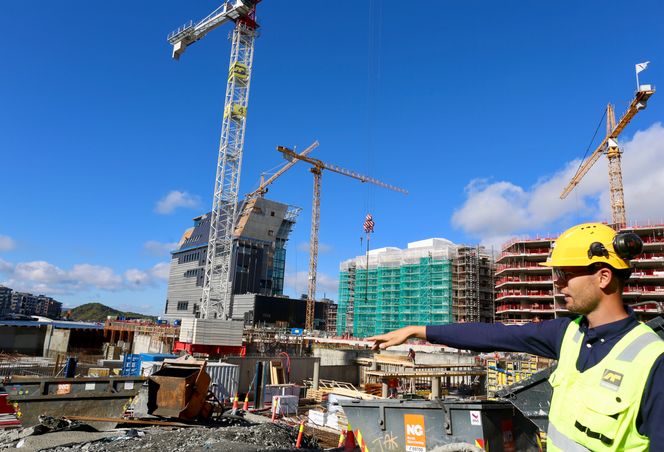 Planlegger i AF-gruppen Bo Christian Trollsås peker mot «bim-kiosken» som står langs spunten mellom krana og Munchmuseet. Foto:  Heidi Sævold