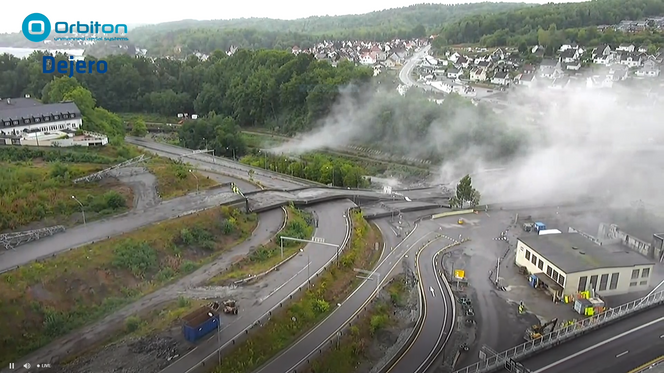 Sprengingen av bruene over Farriselva ved Larvik ble flyttet fram to timer for å unngå den kraftige vinden som var meldt, men alt gikk etter planen. (Foto: Orbiton).