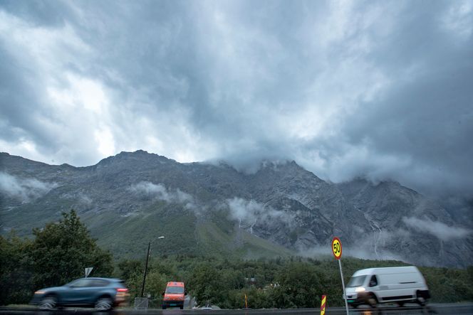 Det har vært regn og dårlig vær ved Veslemannen i hele natt. Foto: Terje Pedersen/NTB Scanpix