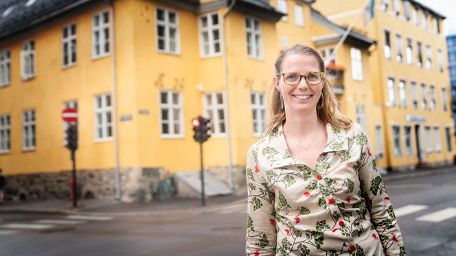 Historiker Ragnhild Hutchison foran Treschowgården, eller Fred Olsens hovedkvarter i Oslo Havn. Bygningen ble bygget i 1710, og er den eneste gjenværende i Oslo Havn fra 1700-tallet. Foto: Eirik Helland Urke