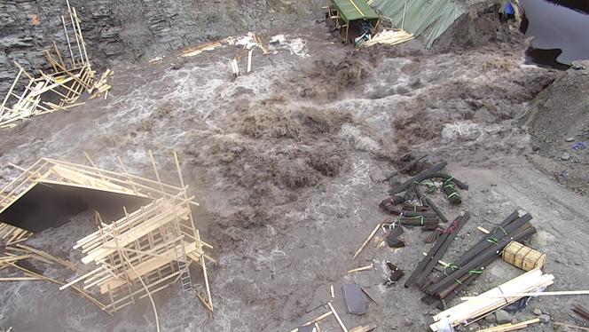 Slik så det ut da demningen brast for fullt. Skjermbilde:  Bergen brannvesen