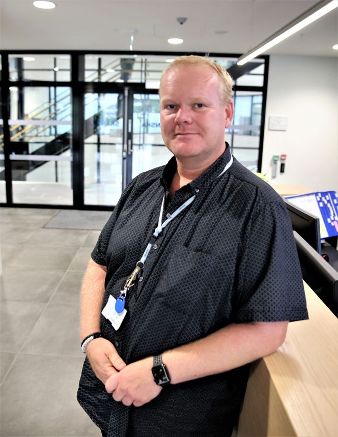 – Vi har satset på teknologi og utstyr som er anvendelig i dag, sier Øivind Hansen, som har tittelen konseptansvarlig digital workplace. Foto:  Knut Bjørheim