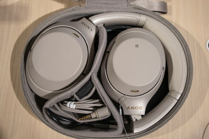 To farger: WH-1000XM3 kommer i sort eller sølv/beige levert i en kompakt tekstileske. Foto: Sony