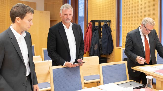 Lovdatas side var fornøyd med kjennelsen som kom i september. Her ved juridisk konsultent Vegar Robertsen, direktør Odd Storm-Paulsen og deres advokat Jon Wessel-Aas. Foto: Sarah McDonald Gerhardsen