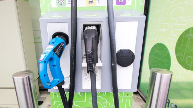 De fleste hurtigladere har minst to fastmonterte kontakter. Noen har også en ekstra tilkobling for lading med vekselstrøm. Da må du ha med egen kabel. Det er ikke nødvendig på de fleste biler på markedet. Foto:  Marius Valle