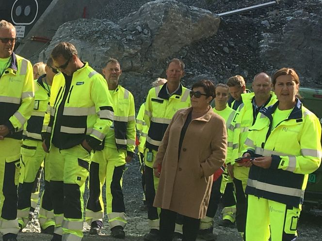 Anleggsfolk og representanter fra Nye Veier samlet på åpningen. Foto:  Immi Vegge/Nye Veier
