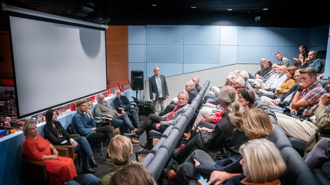 Paneldebatt. Fra venstre: Else «Sprossa» Rønnevig, Lene Gjerstad Solhaug, arkitekt Marius Næss, aktivist Erling Okkenhaug, arkitekt Trond Eide ordstyrer Audun Engh og skuespiller Per Christian Ellefsen. Foto:  Eirik Helland Urke