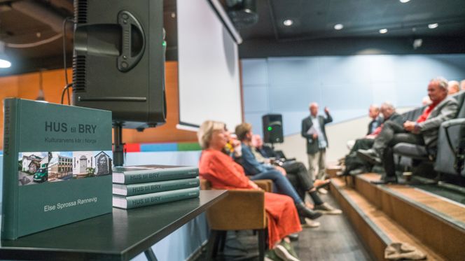 Boka «Hus til bry». Foto:  Eirik Helland Urke