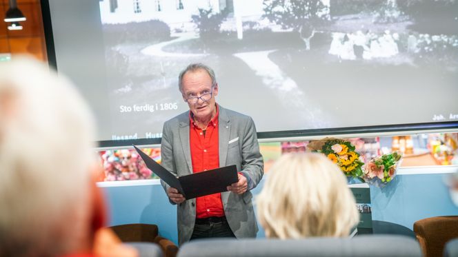 Skuespiller Per Christian Ellefsen leste en tekst skrevet av Else Rønnevig. Foto:  Eirik Helland Urke