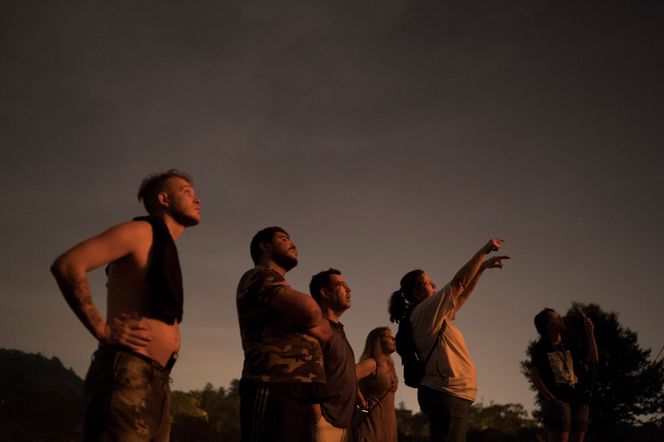 Folk ser på at flammene river ned det 200 år gamle nasjonalmuseet i Rio de Janeiro, Brazil søndag. Foto:  Leo Correa / AP