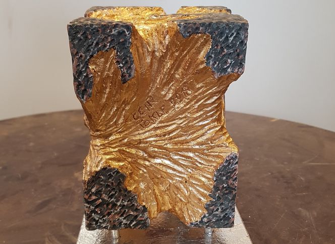 Keramiker Geir Tokle har laget det nye troféet til Norwegian Tech Awards. Det er laget i leire, brent, slipt og forgylt. Det skal plasseres på en metallplate med navn på vinneren. Foto:  Tore Stensvold