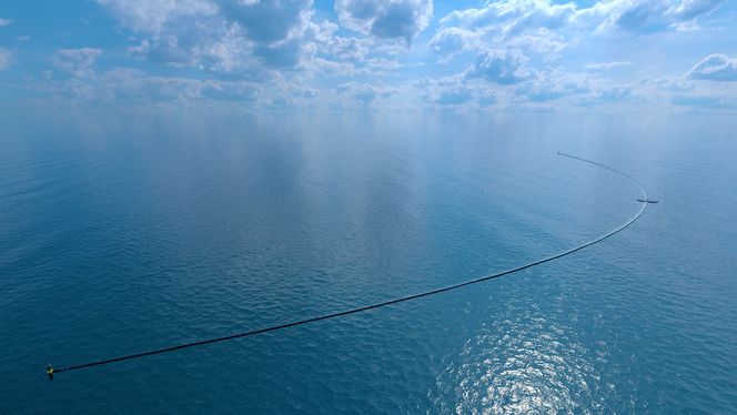 The Ocean Cleanup utvikler teknologi som skal ta plast ut fra verdenshavene. Enhetene på 600 meter likner litt på oljelenser. Foto: The Ocean Cleanup
