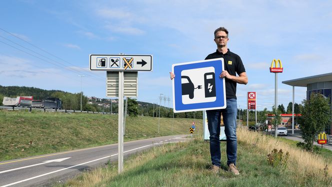Nils Sødal i NAF mener det er positivt med kilowattimepriser, og han mener bransjen selv må komme opp med løsninger for å hindre at brukerne lader lengre enn nødvendig. Foto:  NAF