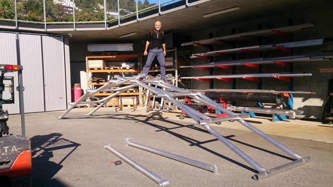 Jørn Kjersem viser fram skjelettet av brua. Foto: Arkeoplan AS