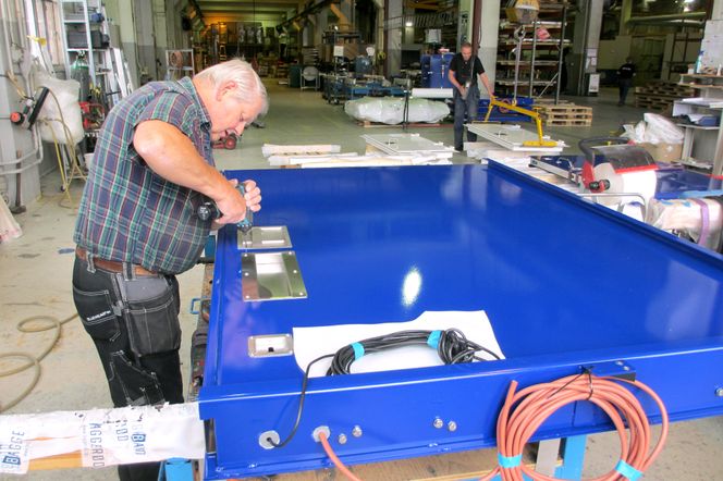 Samme type: Her er montør Tore Mathiasen hos Baggerød i Horten i sving med å gjøre ferdig en A-60 skyvedør som er teknisk svært avansert og koster ca. 200 000. Produksjonsfeilen hos deres koreanske konkurrent, Cosmo, gjaldt også slike dører. Foto: Baggerød