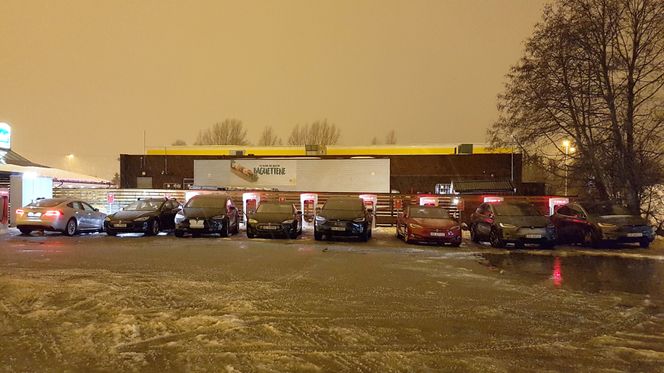 Tesla Supercharger i Lier vil neppe bli åpnet for andre bilmerker ettersom den har lav kapasitet og høy utnyttelse. Foto:  Marius Valle