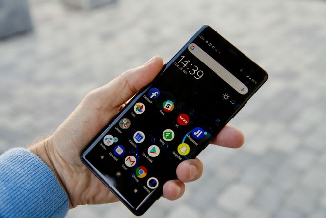 Den 6 tommer store OLED-skjermen er lett å lese også utendørs. OLED betyr også at det som skal være svart, er virkelig svart. Foto: Kurt Lekanger