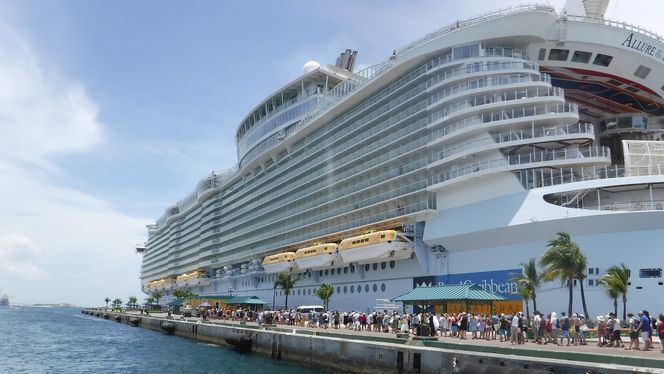 Allure of the Seas er bare ørlite grann mindre enn søsterskipene Harmony og Symphony of the Seas. Foto:  Creative Commons
