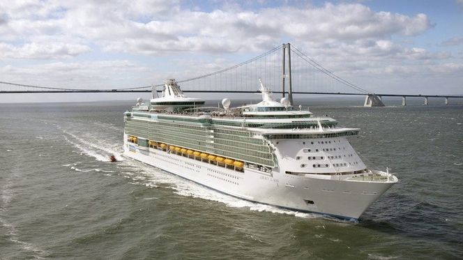 Liberty of the Seas ved Storebæltsbroen i Danmark. Foto:  RCCL
