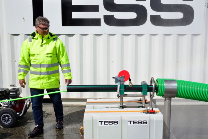  Innovasjonsdirektør Jan Dyre-Hansen demonstrerer hvor effektiv og rask vaskestasjonen rengjør fôrslangen. Foto:  ARNE BRAADLAND