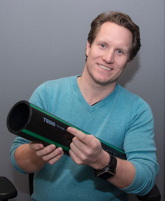<em>Segmentdirektør Jan-Eric Haagensen med fôrslangen ECOfeeder.</em>