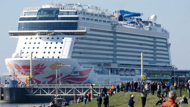 Norwegian Joy på sin jomfrutur langs elven Ems i Nord-Tyskland i mars 2017. Foto:  NTB scanpix/ AFP Photo/ Patrik Stollarz