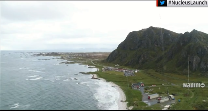 Rakettoppskytingen på Andøya var langt fra så spektakulær som de man har sett fra Cape Canaveral og lignende steder. På bildet ses Nammo Nucleus-raketten som en strek over fjellet til høyre i bildet. Foto: Skjermdump fra direkteoverføringen av oppskytingen