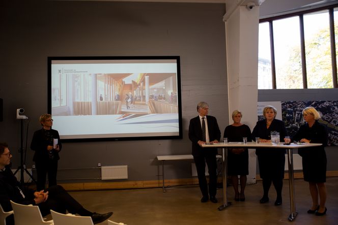 Fra venstre står venstres Ola Elvestuen, Siv Jensen (Frp), Erna Solberg (H) og Monica Mæland (H) under deres møte med pressen da de la fram de trinnvise planene for nedjusteringen av det nye regjeringskvartalet. Pressekonferansen fant sted fredag 28. september 2018 i 22. juli-senteret. Foto: Tuva Strøm Johannessen
