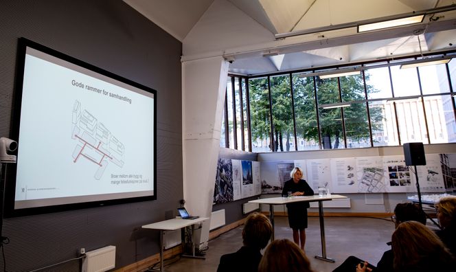 Kommunal- og moderniseringsminister Monica Mæland (H) la fram planene om nedjustering av kvartalet og den trinnvise utbyggingen under en pressekonferanse i regjeringskvartalet fredag. Foto: Tuva Strøm Johannessen