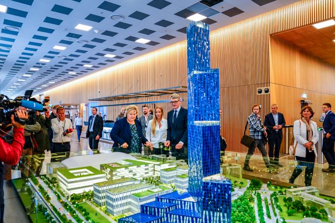 Statsminister Erna Solberg, konsernsjef Øyvind Eriksen i Aker (th) og administrerende direktør Nina Jensen i REV Ocean ser på en modell av den 200m høye bygningen til Kjell Inge Røkke som skal en gang skal huse World Ocean Headquarters (WOH), et verdensledende havsenter, på Fornebu. Foto: Heiko Junge / NTB scanpix